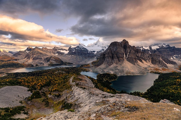 Mount Assiniboine mit See auf Nublet Peak im Herbstwald bei Sonnenuntergang im Provincial Park, Alberta, Kanada