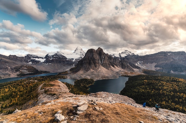 Mount Assiniboine mit See im Herbstwald auf Nublet Peak am Provinzpark, BC, Kanada