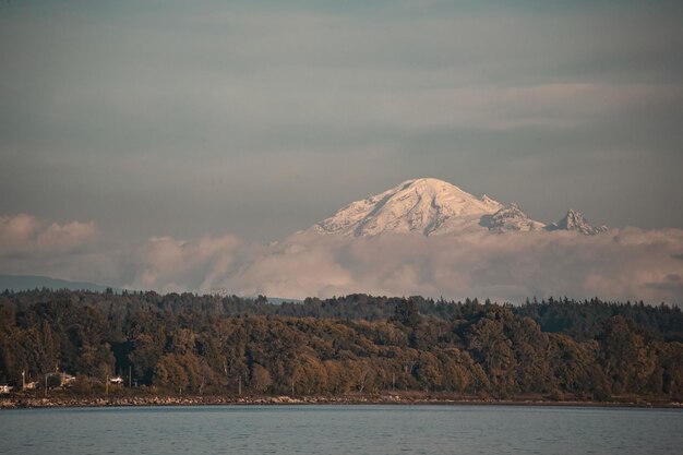 Mount Baker aus der Stadt White Rock, British Columbia, Kanada