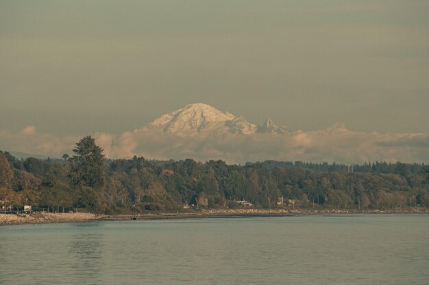 Mount Baker aus der Stadt White Rock, British Columbia, Kanada