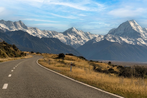 Mount Cook-Straße in Richtung der schneebedeckten Alpen im Aoraki Mount Cook Nationalpark