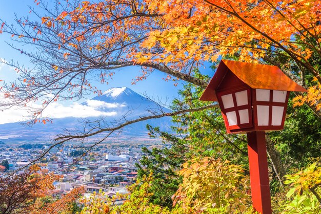 Mount Fuji in Japan mit Herbstblättern