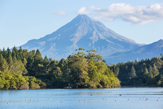 Foto mount taranaki / mount egmont en el parque nacional egmont, isla norte, nueva zelanda. hermosos paisajes naturales