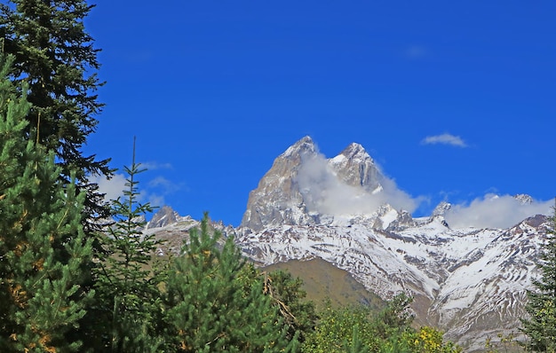 Mount Ushba mit seinen doppelten Gipfeln gegen den blauen Himmel, größere Kaukasuskette in Swanetien, Georgien