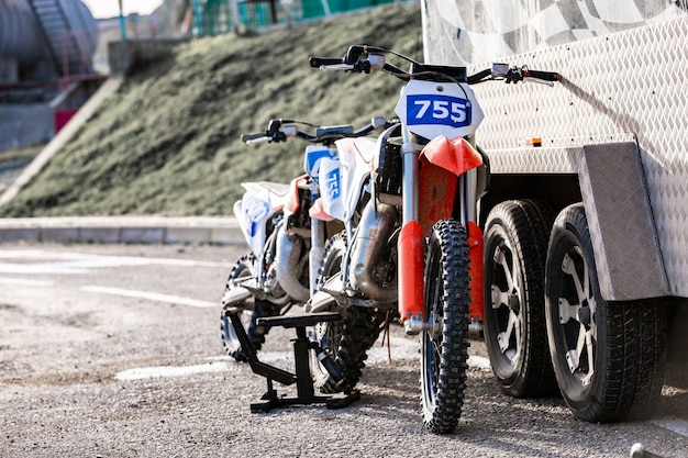 Mountain Offroad Motorräder auf dem Parkplatz