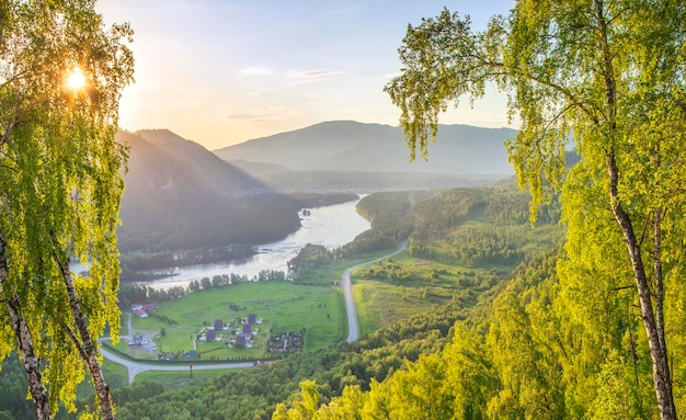 Mountain River Valley an einem Frühlingsmorgen