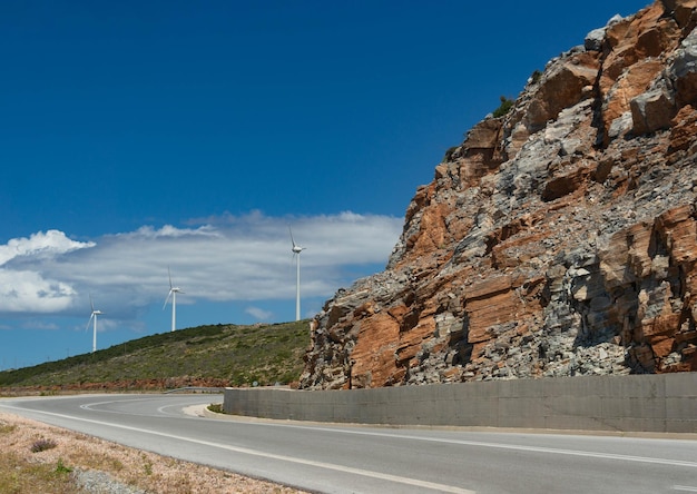 Mountain Road Felsen und Windkraftanlagen gegen den blauen Himmel Griechenland