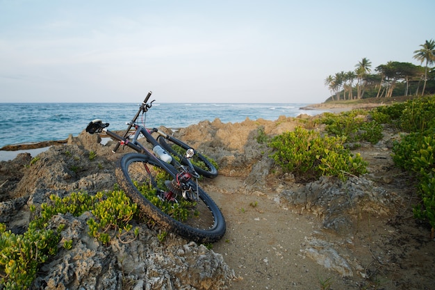 Foto mountainbike an der ozeanküste mit blauem himmel. surfstrand.