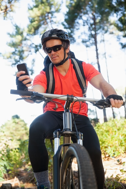 Mountainbiker mit Handy