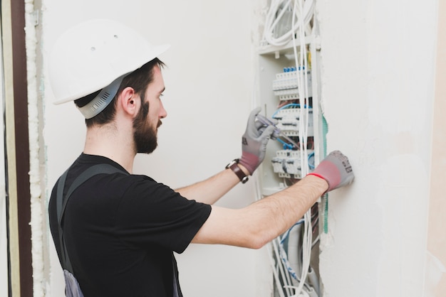 Foto mounter medir voltaje en cables