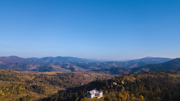 Mountines de los Cárpatos con cielo azul