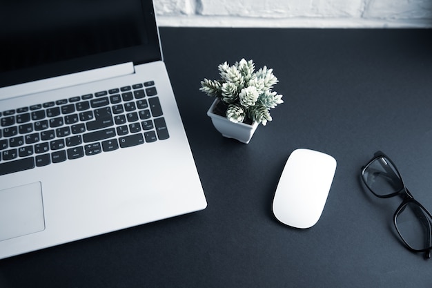 Mouse com óculos e teclado na mesa