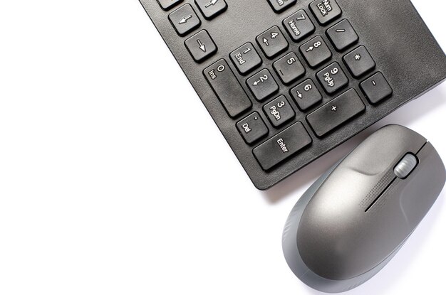 Foto mouse de computador e teclado em um fundo branco copie o espaço