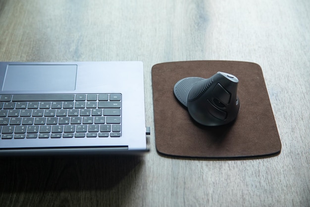 Mouse de computador moderno com teclado