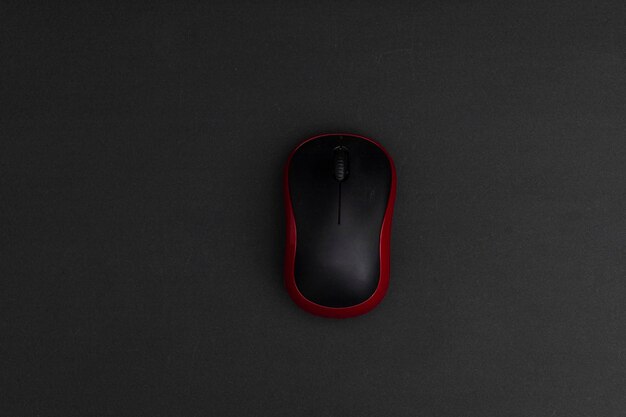 Mouse de computador preto com faixa vermelha em fundo preto