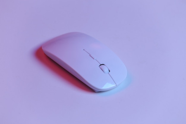 Mouse de pc branco em luz de néon vermelho-azul