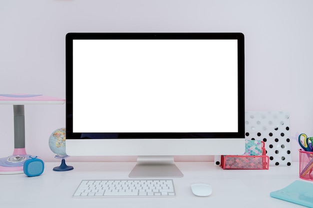 Mouse de teclado de monitor de quarto adolescente moderno na tela branca da mesa com espaço para conteúdo