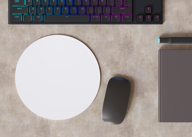 Foto mouse pad de computador redondo em branco e branco na mesa em casa maquete de mousepad copie o espaço para sua imagem ou texto tapete de mouse vazio pronto para seu design modelo de simulação renderização 3d