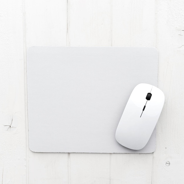 Mouse sem fio branco em uma vista superior do mouse pad