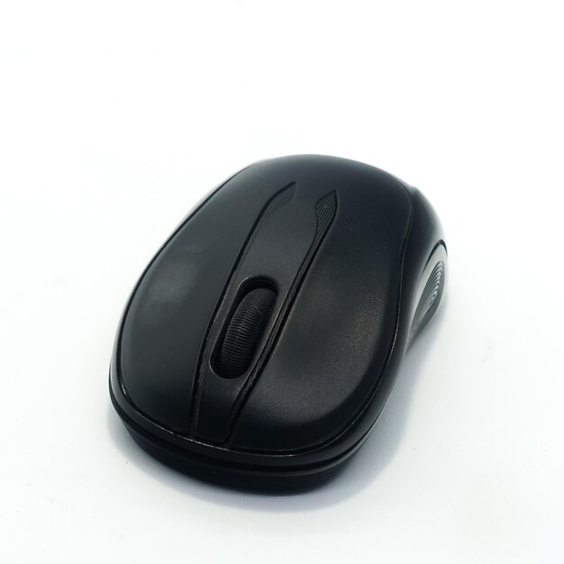 Mouse sem fio preto para computador isolado em fundo branco