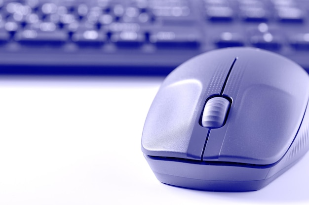 El mouse y el teclado de la computadora son de color púrpura El color de tendencia de 2022 Espacio de copia