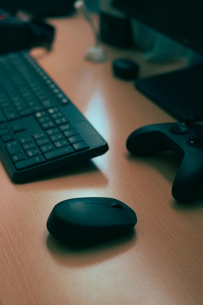 Mouse teclado controlador de videogame Complementos de um computador em uma mesa