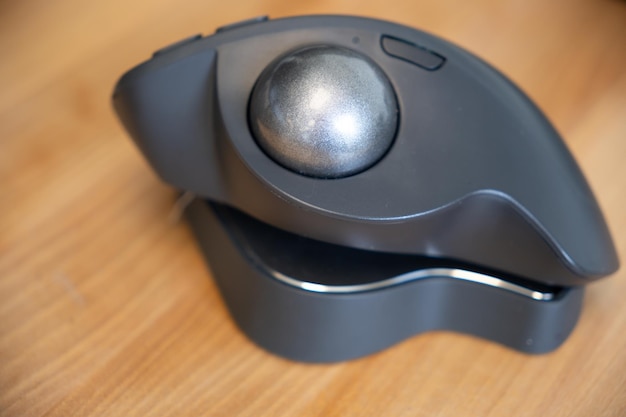 Mouse trackball de computador na mesa de escritório no trabalho