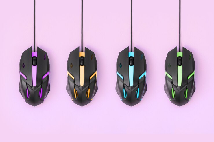 Foto mouses de computador preto pendurar no fundo rosa pastel