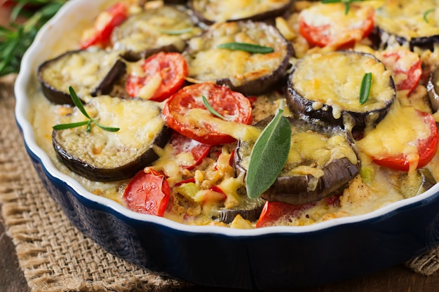 Moussaka (cazuela de berenjenas) - un plato tradicional griego