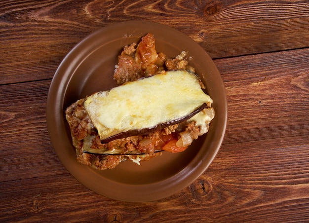 Foto moussaka de cordero con queso de berenjena.