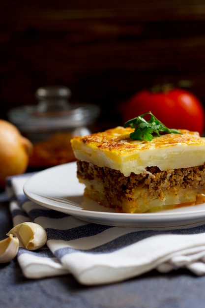 Moussaka griega con carne molida y papas