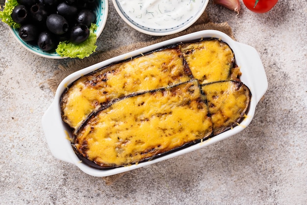 Foto moussaka griego tradicional con berenjena