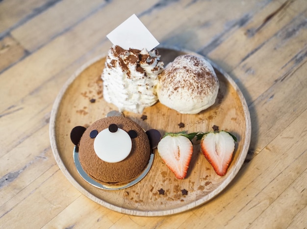 Mousse-Bären-Schokoladenkuchen und Schlagsahne-Erdbeere