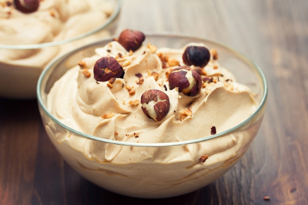 Mousse de café con nueces en un tazón