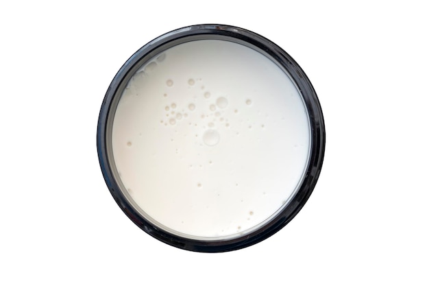Mousse de cera de crema cosmética en un recipiente negro redondo aislado en la vista superior blanca