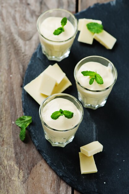 Mousse de chocolate blanco y menta