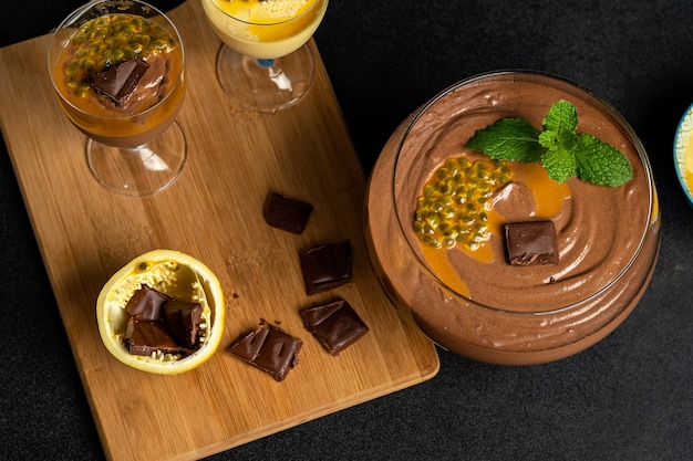 MOUSSE DE CHOCOLATE EN UN BOL DE CRISTAL SOBRE UNA MESA OSCURA