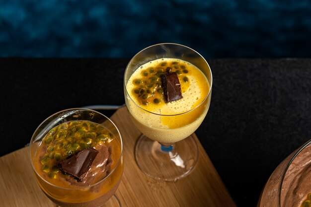 MOUSSE DE CHOCOLATE EN UN BOL DE CRISTAL SOBRE UNA MESA OSCURA