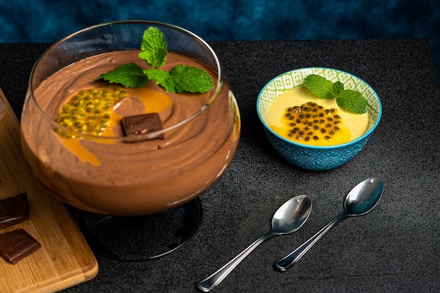 MOUSSE DE CHOCOLATE EN UN BOL DE CRISTAL SOBRE UNA MESA OSCURA