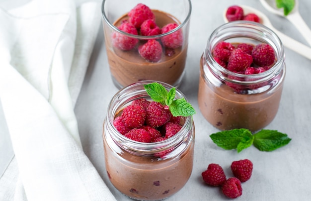 Mousse de chocolate con frambuesa en un vaso