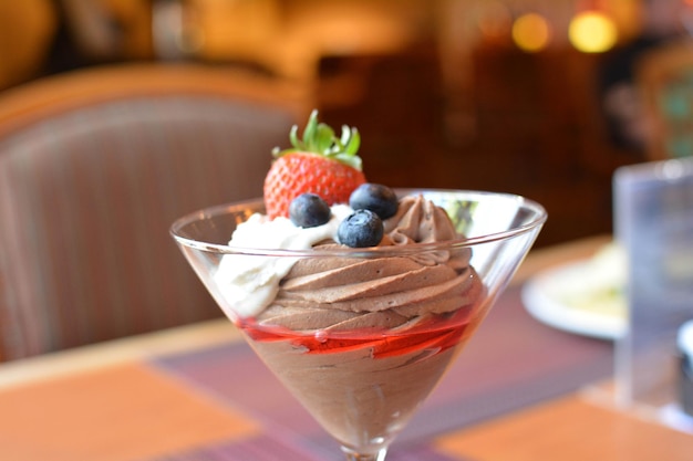 Mousse de chocolate con frutos rojos