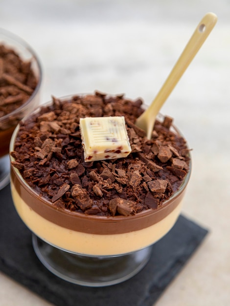 Mousse de chocolate con leche con virutas de chocolate.