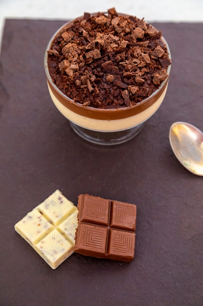 Mousse de chocolate con leche con virutas de chocolate.