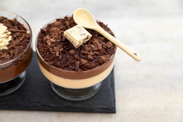 Mousse de chocolate con leche con virutas de chocolate.