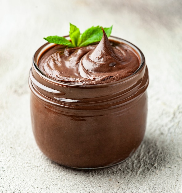 Foto mousse de chocolate con menta sobre fondos de hormigón