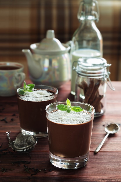 mousse de chocolate en vasos con coco y menta