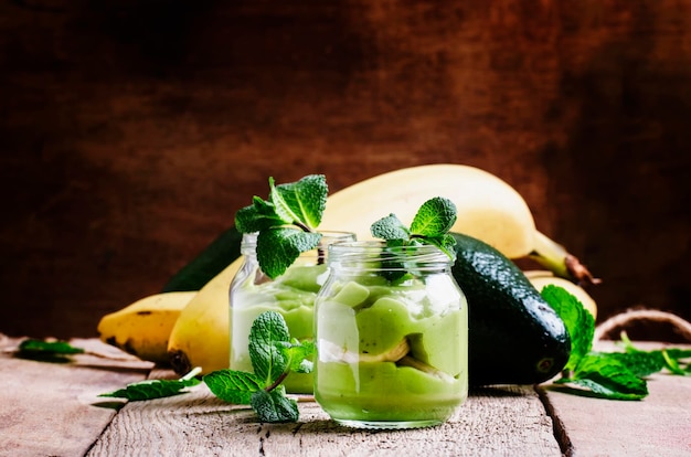 Mousse de abacate e banana com comida de dieta saudável de menta foco seletivo de fundo de madeira velho