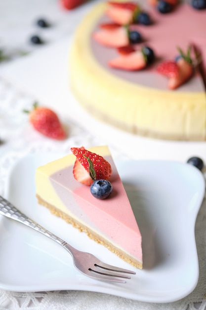 Foto mousse de baixo teor de gordura iogurte, morango e framboesa cheesecake definido na mesa de café