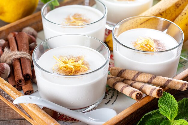 Mousse de banana (pudim) para sobremesa vegetariana saudável em copo. Pudim de banana no café da manhã