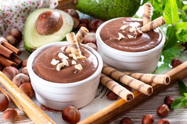 Mousse de chocolate com abacate. Comida vegetariana vegana. Sobremesa orgânica saudável.